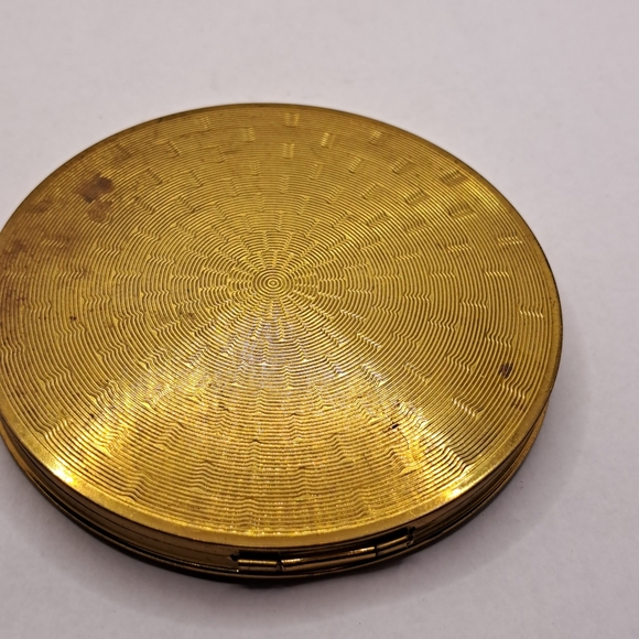 Vntage American Gold Tone Deer design Compact, 1950’s - Picture 4 of 9
